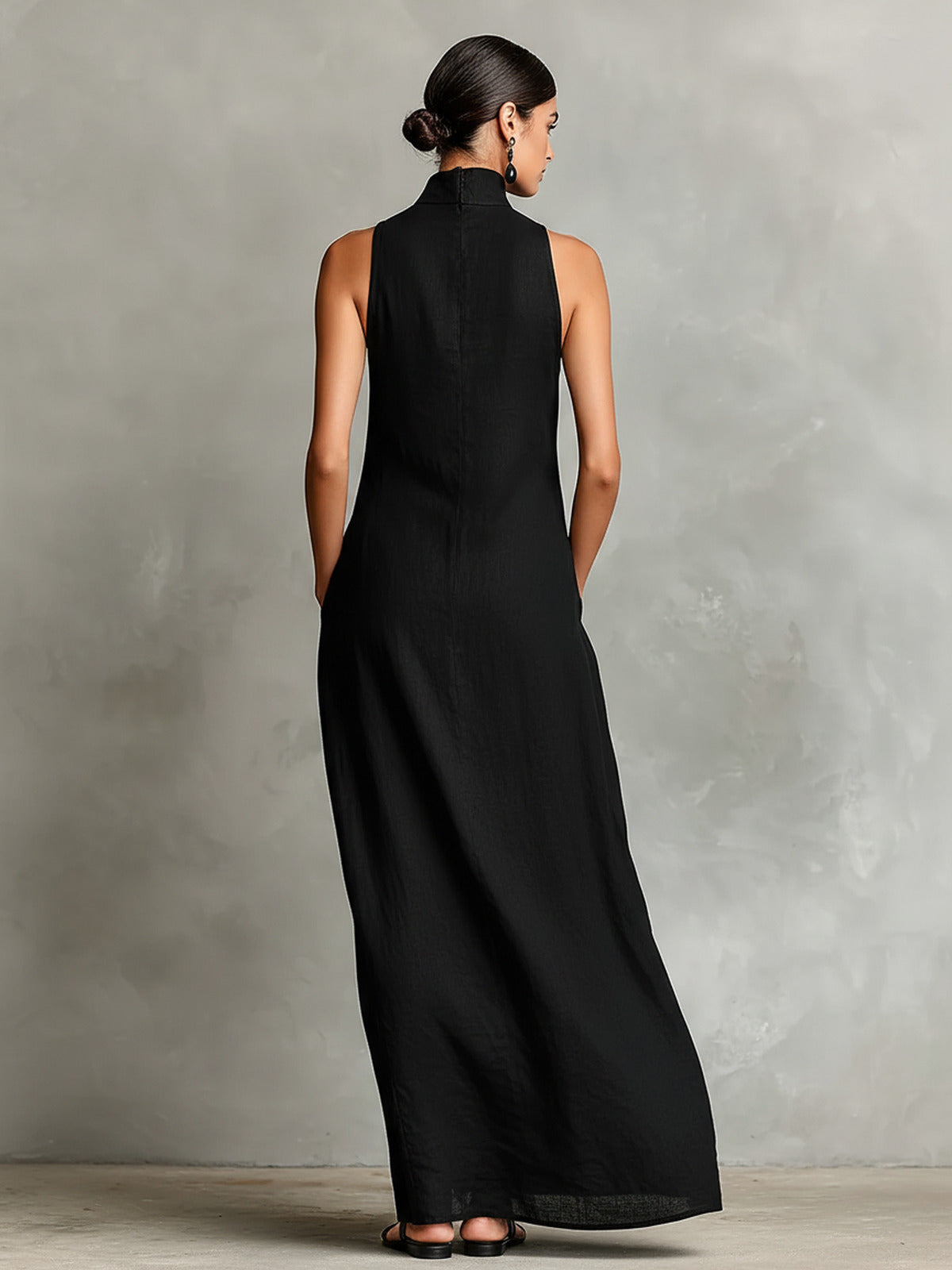 Espalda del vestido negro Caterina, con la cremallera oculta y la caída recta