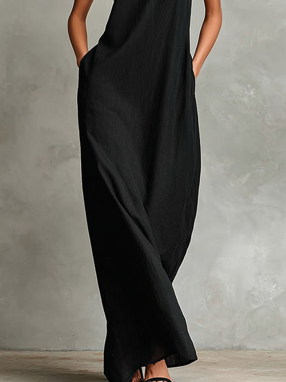 Detalle de los bolsillos laterales de costura del vestido negro Caterina, con la mano dentro