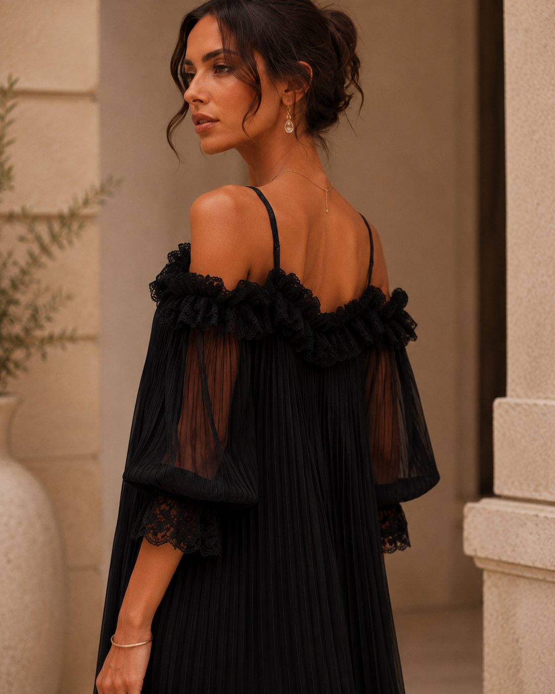 Vestido corto negro de gasa plisada, detalle del plisado de la falda