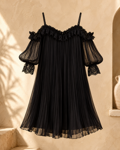Vestido corto negro de gasa plisada y encaje, look completo de invitada