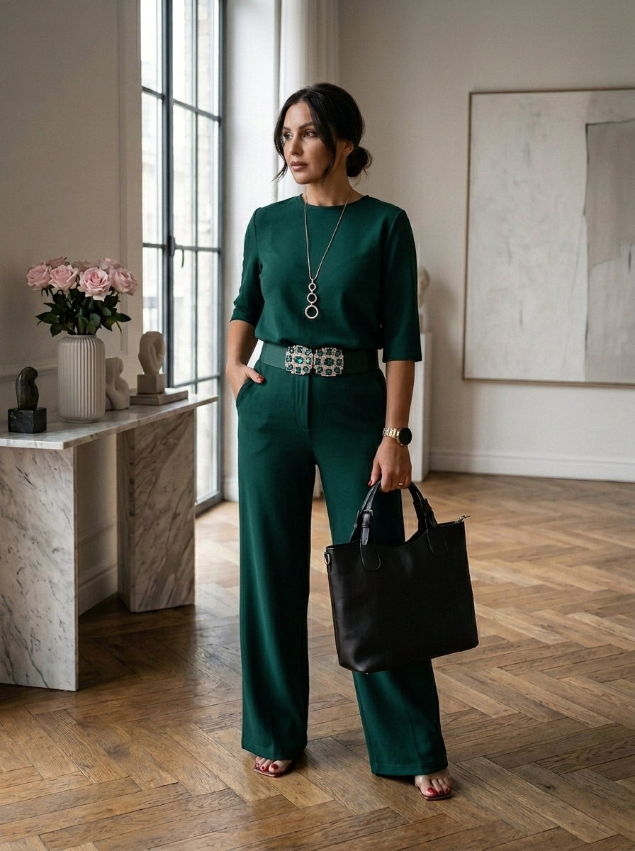 Camiseta y pantalón de punto en verde botella, llevados sin la chaqueta