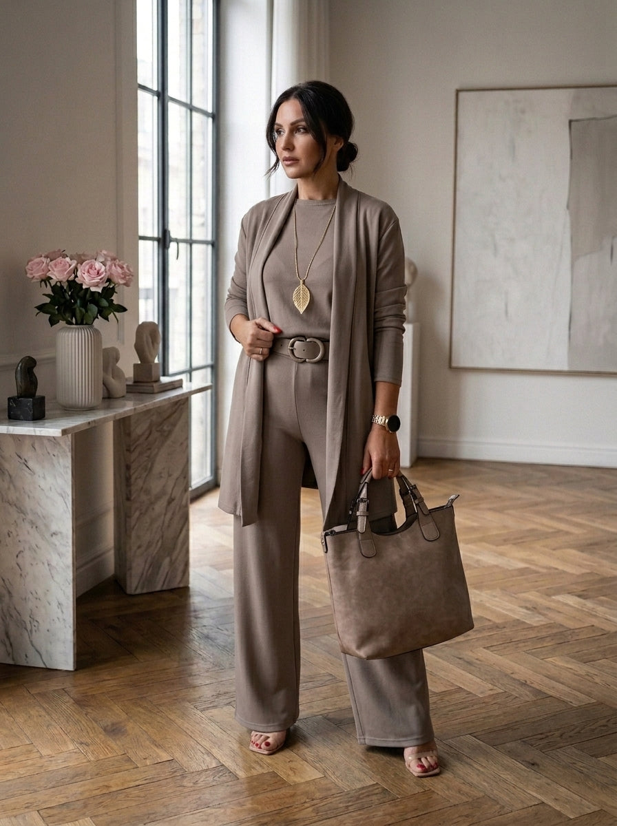 Conjunto de punto de tres piezas en beige: chaqueta larga abierta, camiseta y pantalón de pierna ancha
