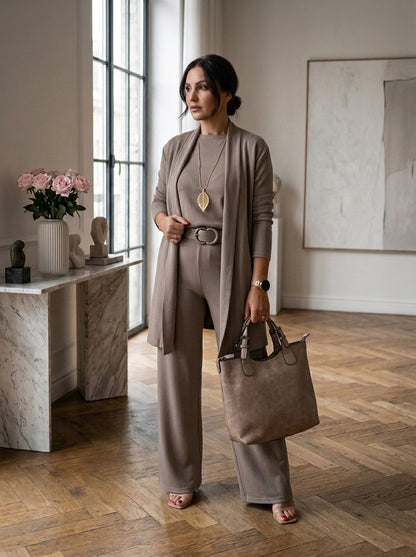 Conjunto de punto de tres piezas en beige: chaqueta larga abierta, camiseta y pantalón de pierna ancha