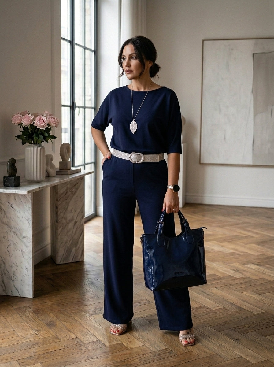 Camiseta y pantalón de punto en azul marino, llevados sin la chaqueta