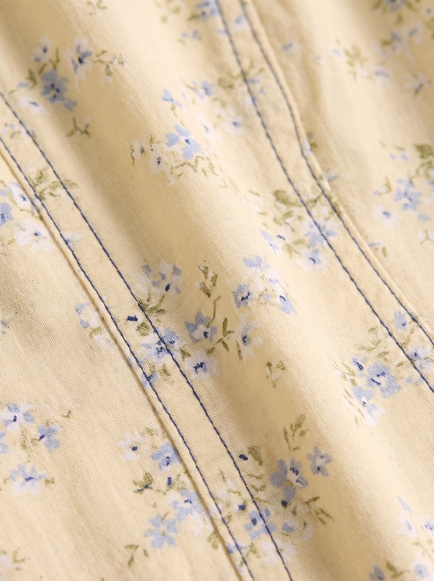 Vestido vintage amarillo de fiesta con luz natural mediterránea