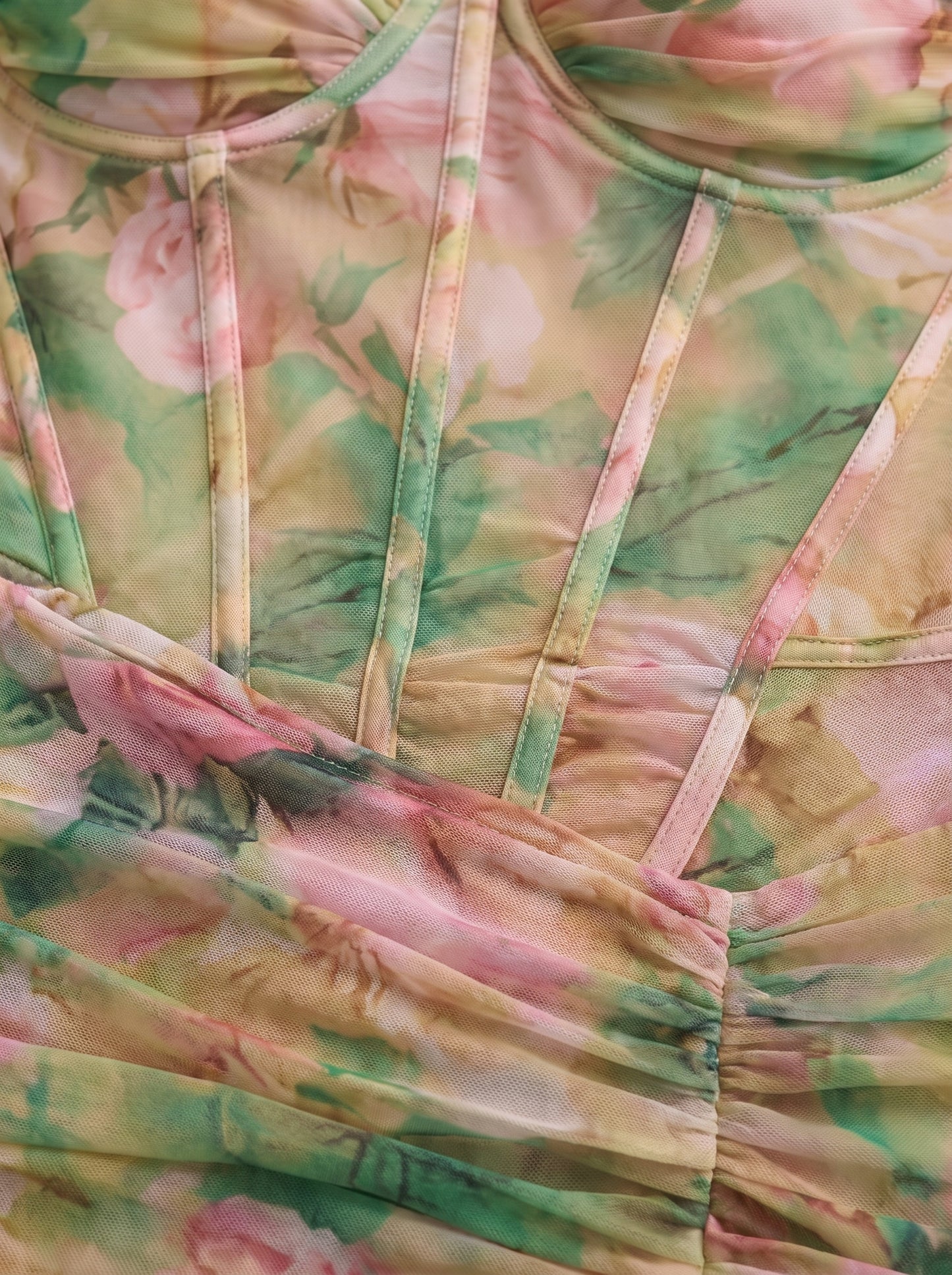 Primer plano del tejido y el estampado floral acuarela del vestido con abertura