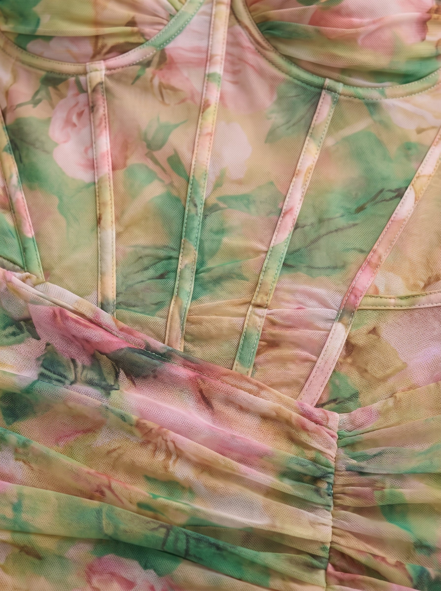 Primer plano del tejido y el estampado floral acuarela del vestido con abertura