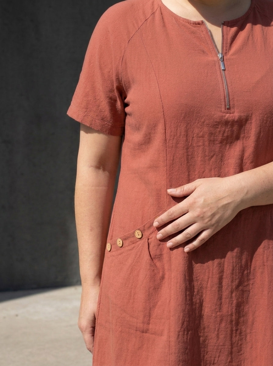 Nara vestido rojo teja detalle