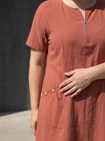 Nara vestido rojo teja detalle