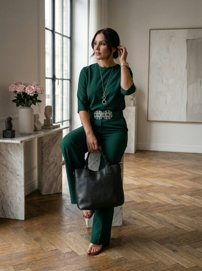 Detalle del conjunto de punto verde botella con el pantalón de pierna ancha