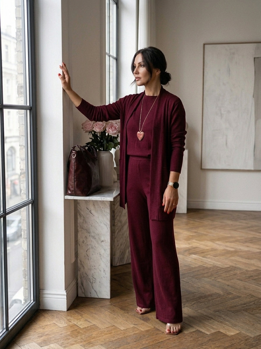 Conjunto de punto granate junto a la ventana, chaqueta larga hasta debajo de la rodilla