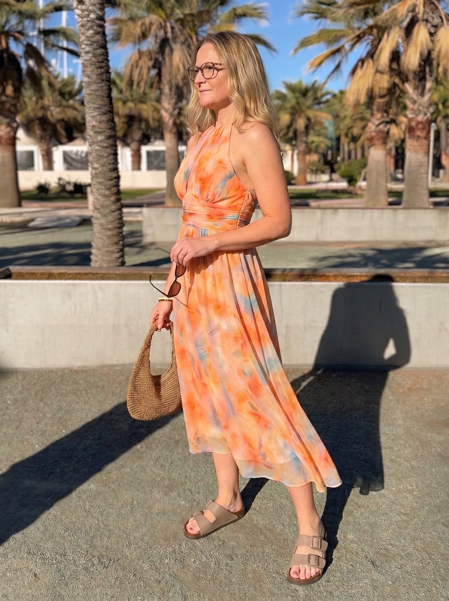 Aurora | Vestido con Cuello Halter y Estampado Acuarela