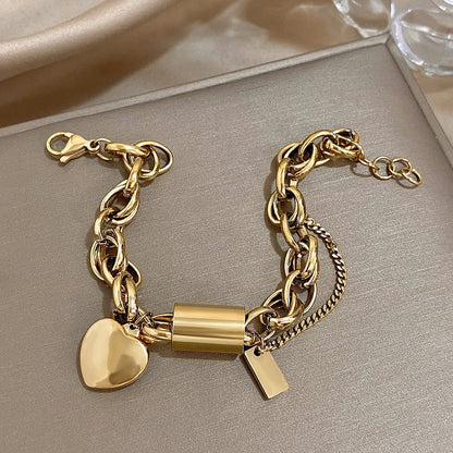 Pulsera ancha dorada con corazón