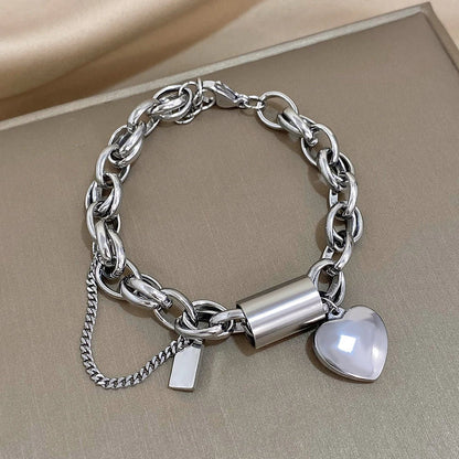 Pulsera ancha dorada con corazón