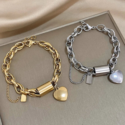 Pulsera ancha dorada con corazón
