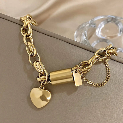Pulsera ancha dorada con corazón