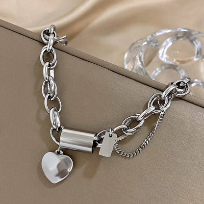 Pulsera ancha dorada con corazón