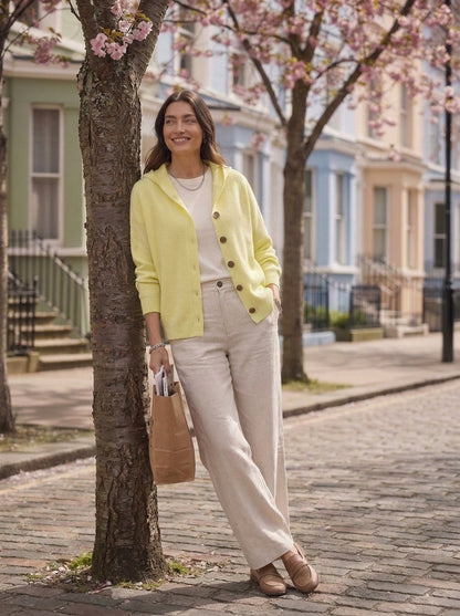 Chaqueta de punto Bruna en amarillo, andando por la calle