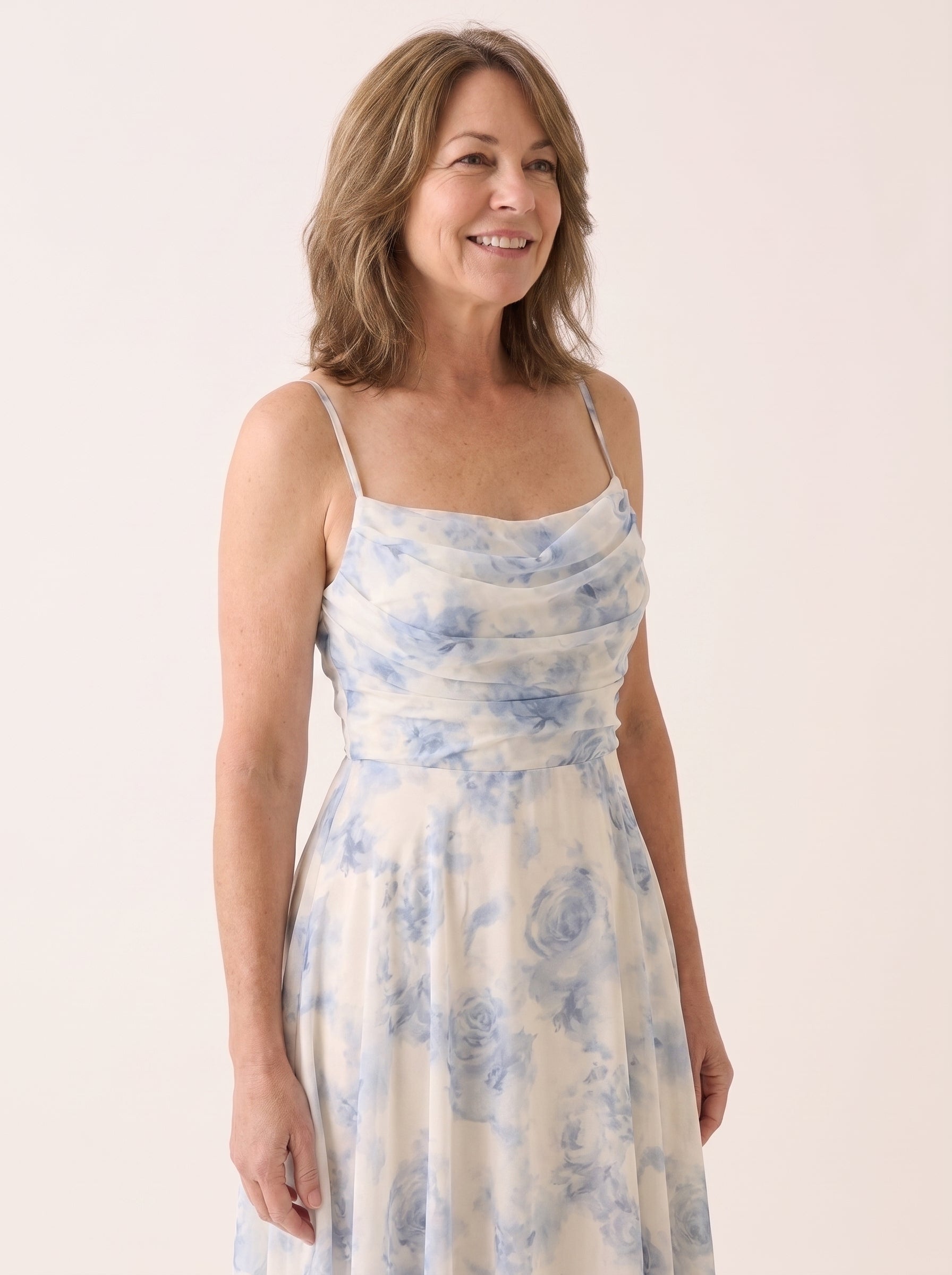 Vestido floral fruncido de perfil con escote drapeado