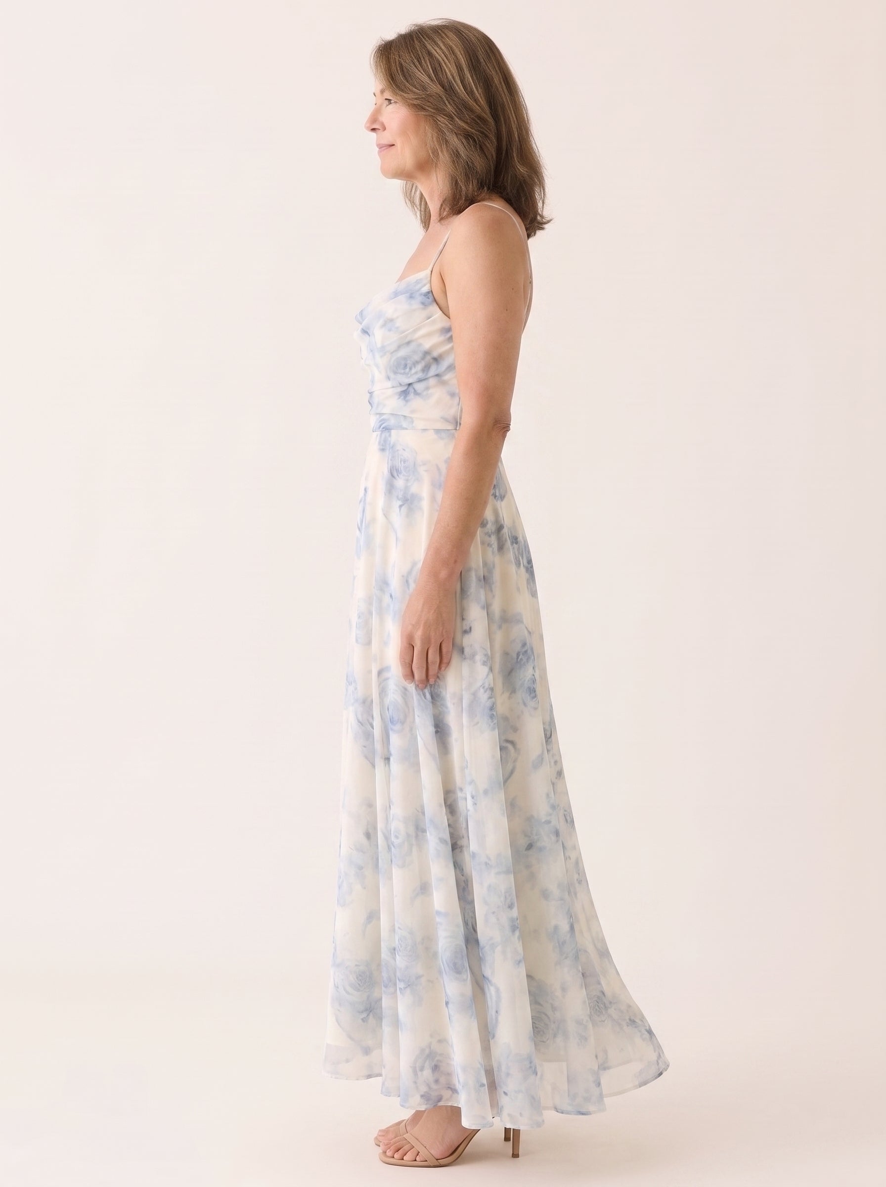 Vestido floral fruncido en gasa azul, vista de cuerpo entero