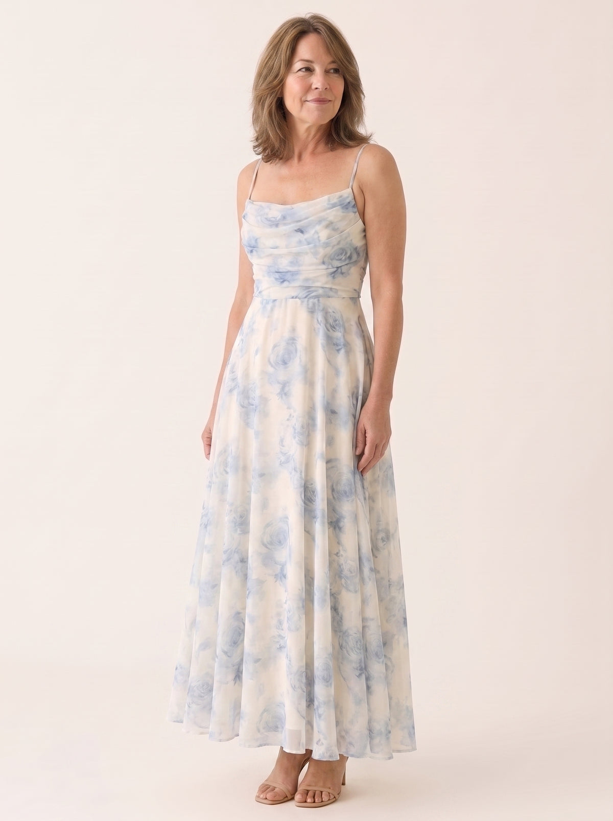 Vestido floral fruncido en vista de tres cuartos mostrando la caída de la gasa