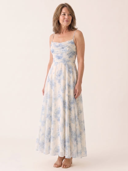 Vestido floral fruncido en vista de tres cuartos mostrando la caída de la gasa