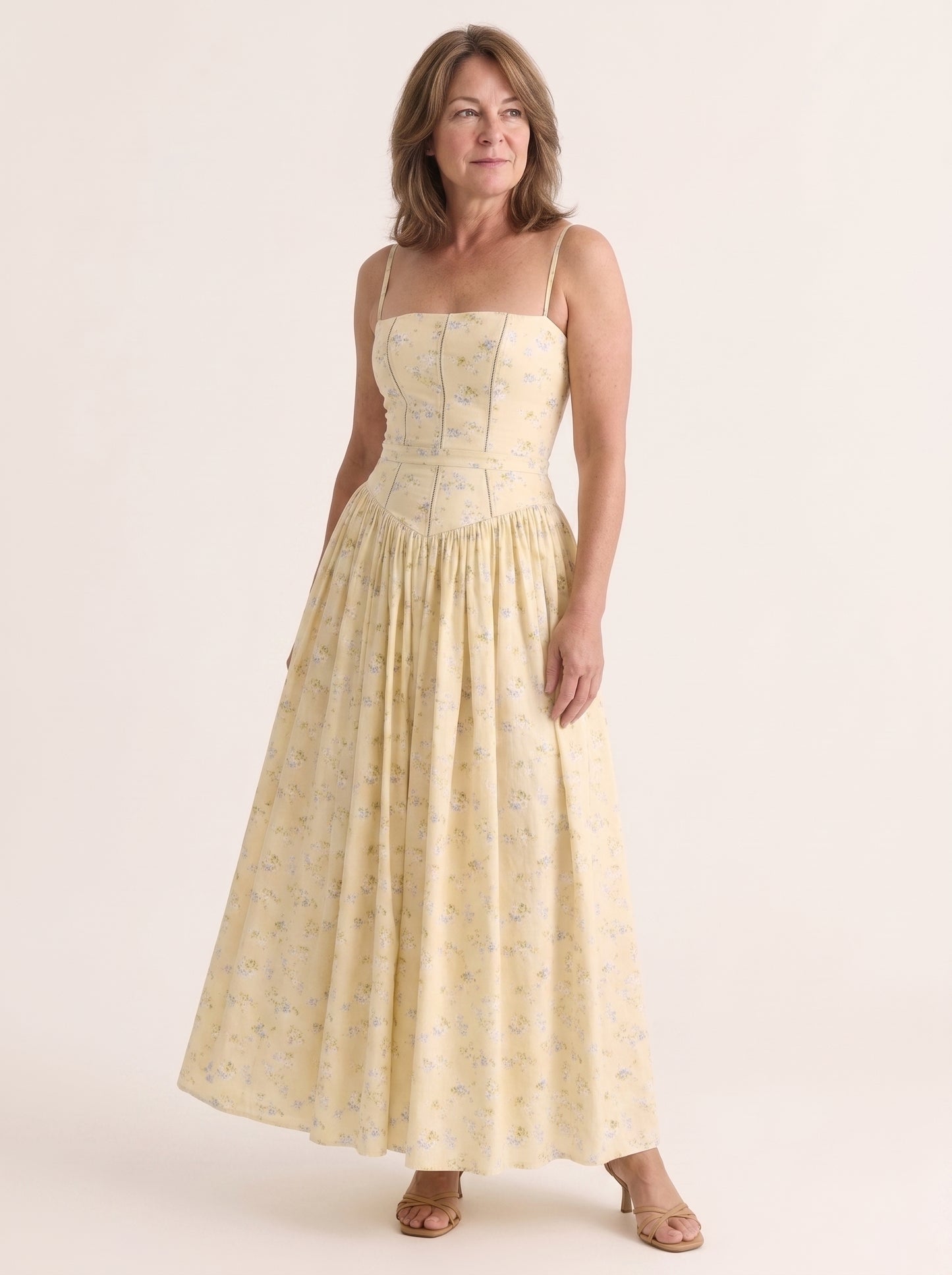 Vestido vintage amarillo de fiesta en vista de tres cuartos