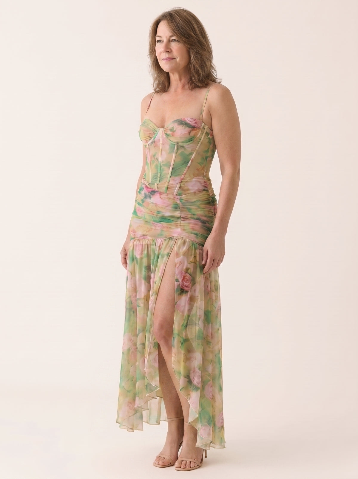 Vestido floral maxi con abertura de perfil, detalle del corsé y la abertura lateral