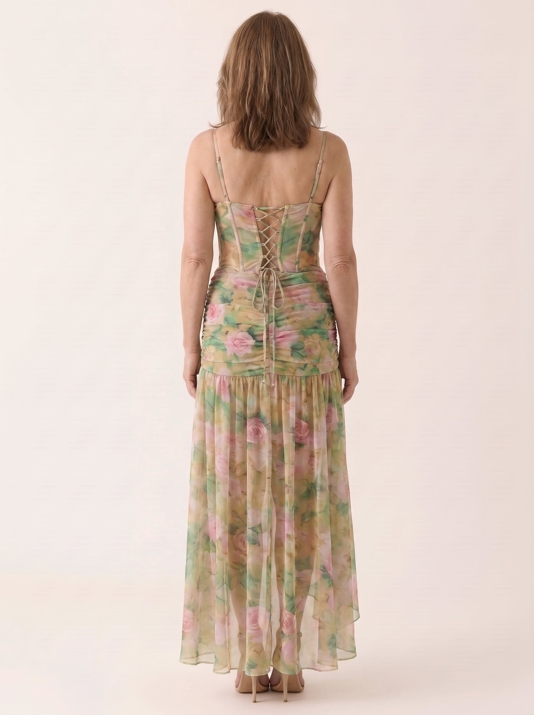 Vestido floral maxi con abertura en vista de tres cuartos mostrando la caída de la falda
