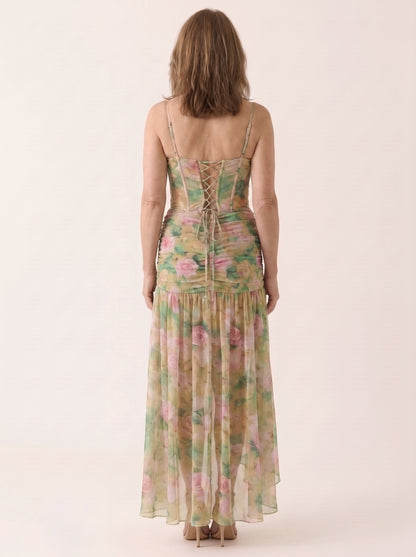 Vestido floral maxi con abertura en vista de tres cuartos mostrando la caída de la falda
