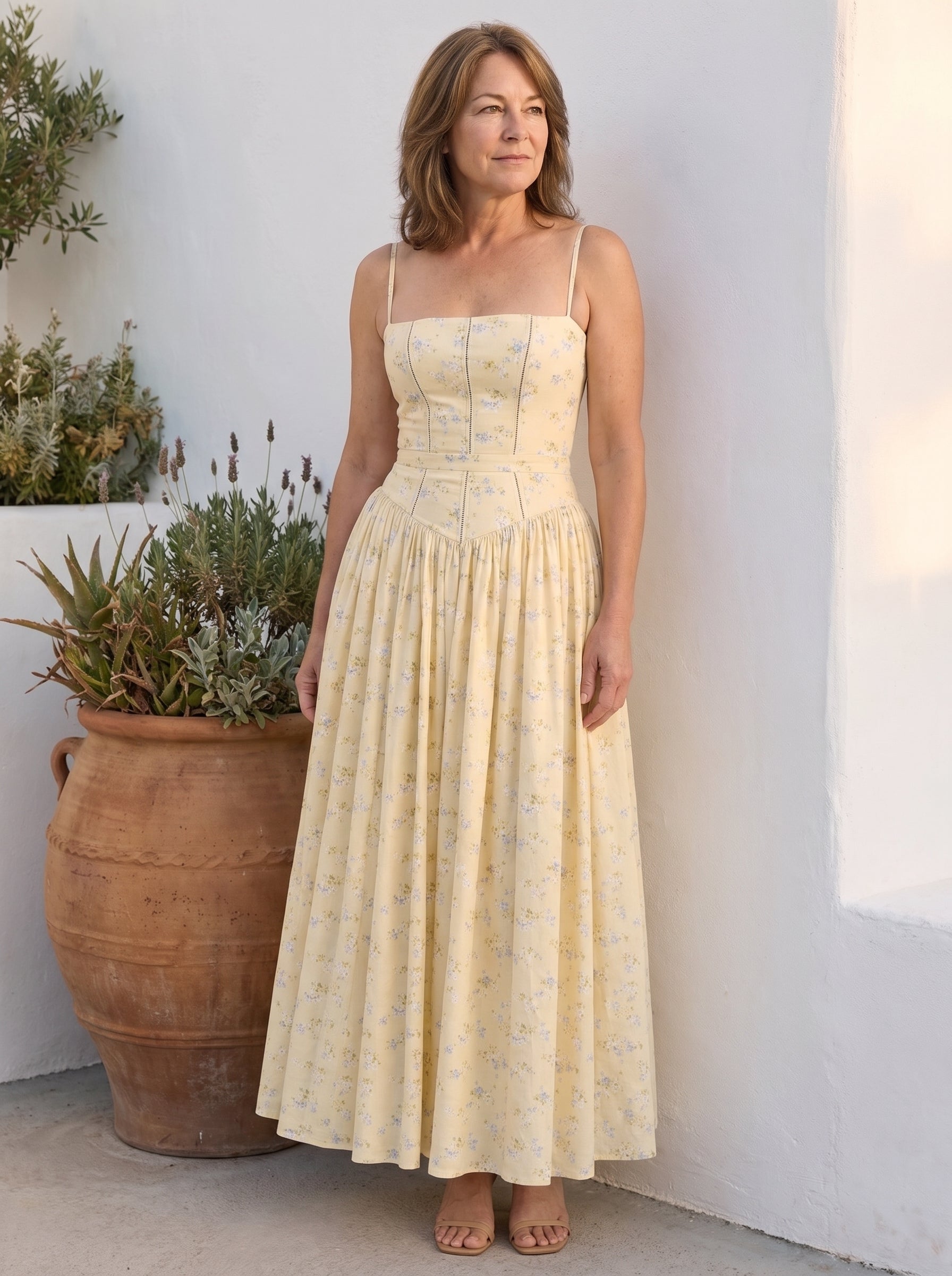 Primer plano del tejido y las costuras del vestido vintage amarillo floral