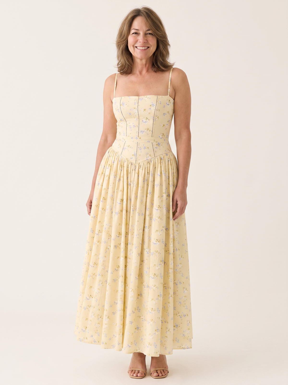 Vestido vintage amarillo de fiesta con corsé y estampado floral azul, de cuerpo entero