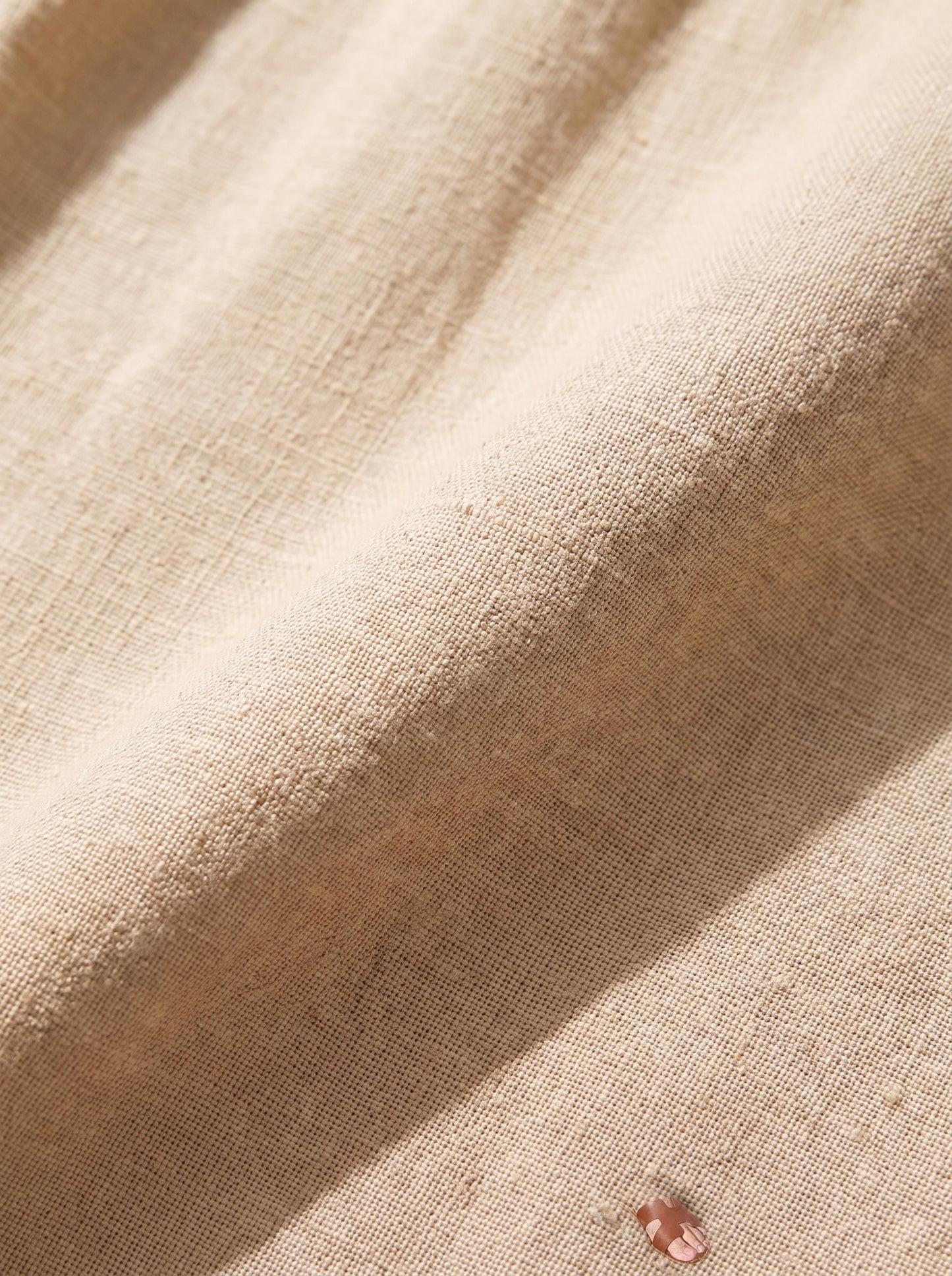 Detalle del tejido del vestido Alba, se aprecia la trama y la caída