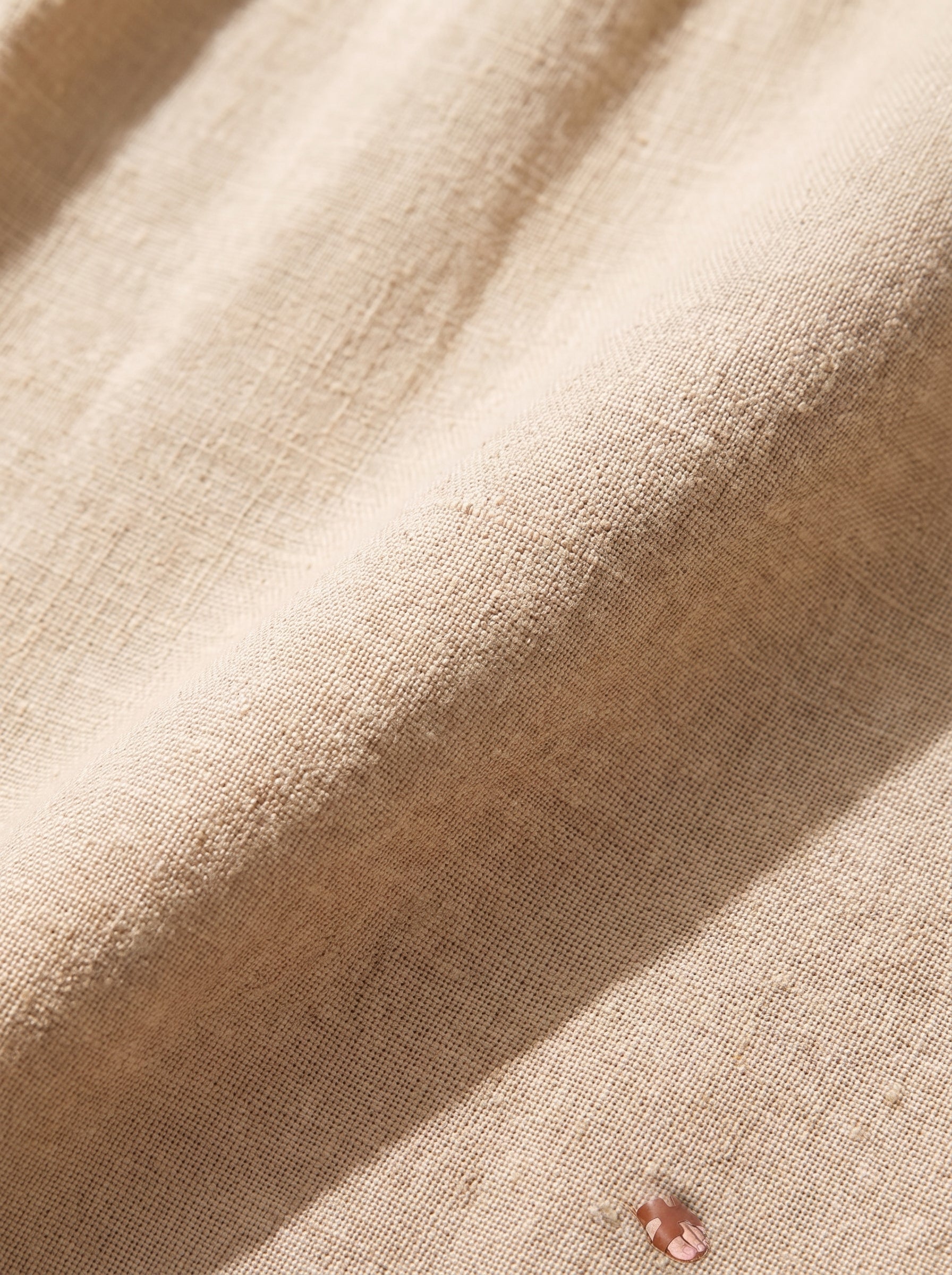 Detalle del tejido del vestido Alba, se aprecia la trama y la caída