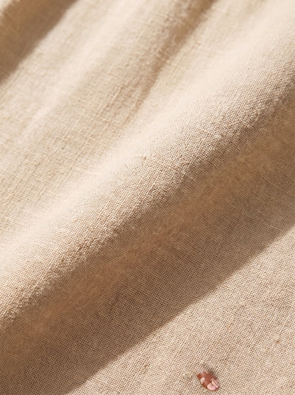 Detalle del tejido del vestido Alba, se aprecia la trama y la caída