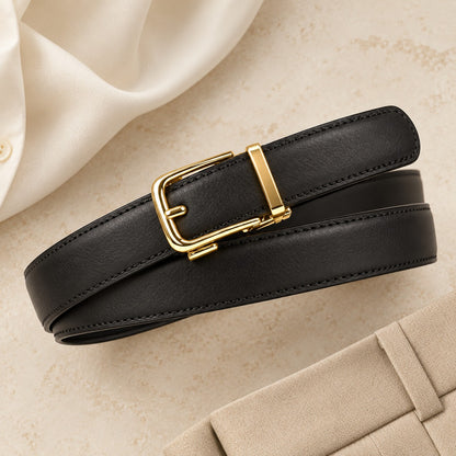 Cinturón Clásico negro con hebilla dorada, enrollado sobre camisa blanca y pantalón beige