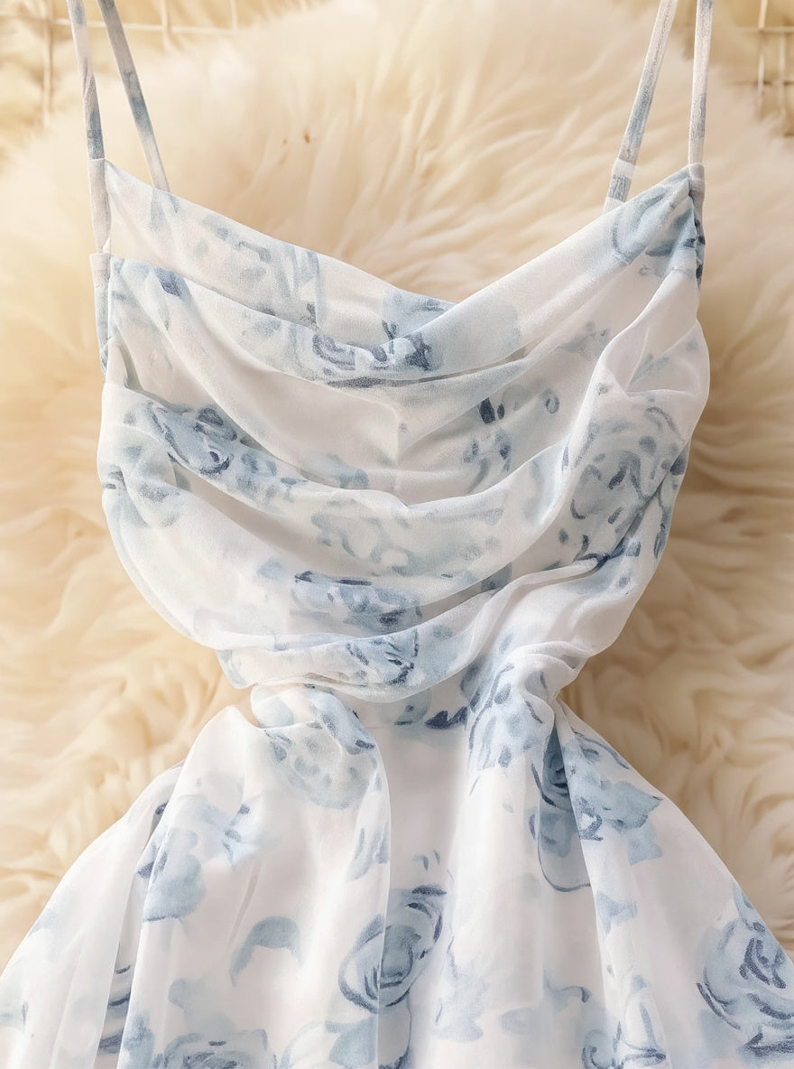 Primer plano del tejido de gasa y el estampado floral azul acuarela con el fruncido del escote