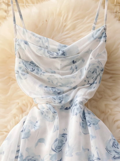 Primer plano del tejido de gasa y el estampado floral azul acuarela con el fruncido del escote