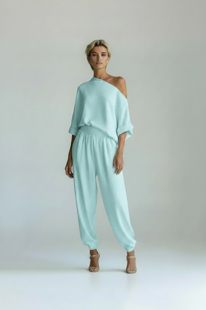 Conjunto azul turquesa con modelo