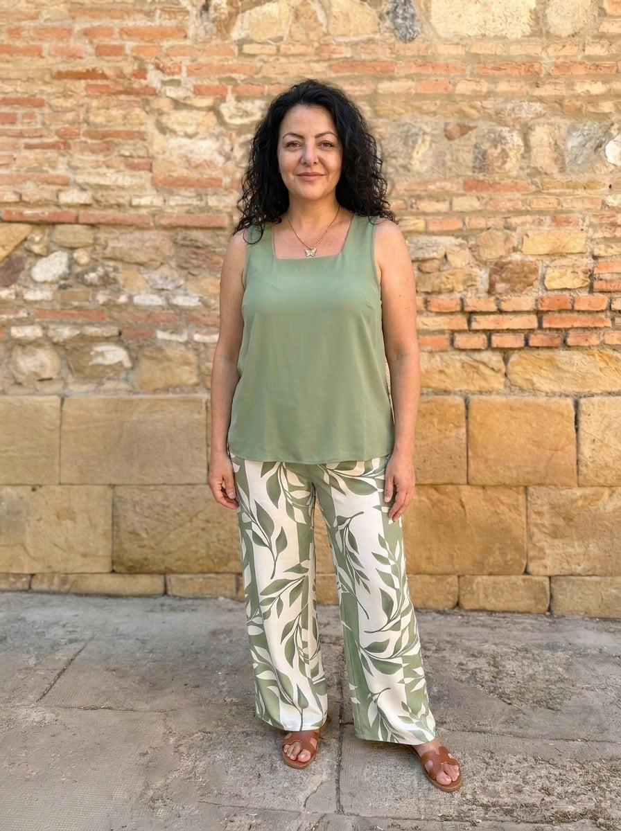 Conjunto fluido de verano en verde, mujer de cuerpo entero