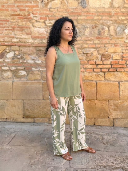 Conjunto fluido en verde de tres cuartos, se ve la caída del pantalón