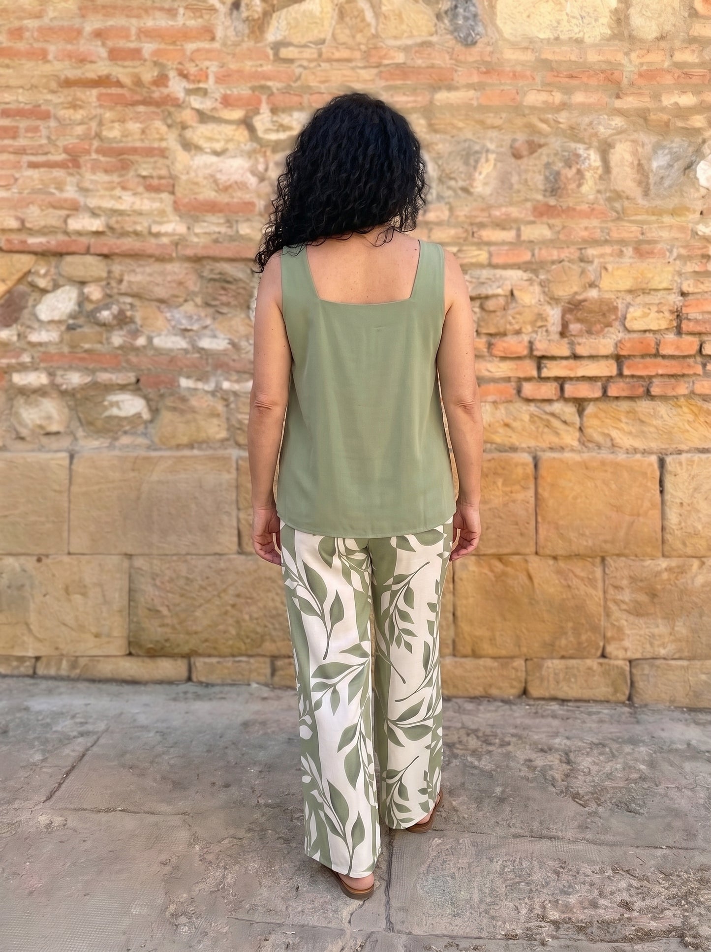 Conjunto fluido en verde visto de espalda