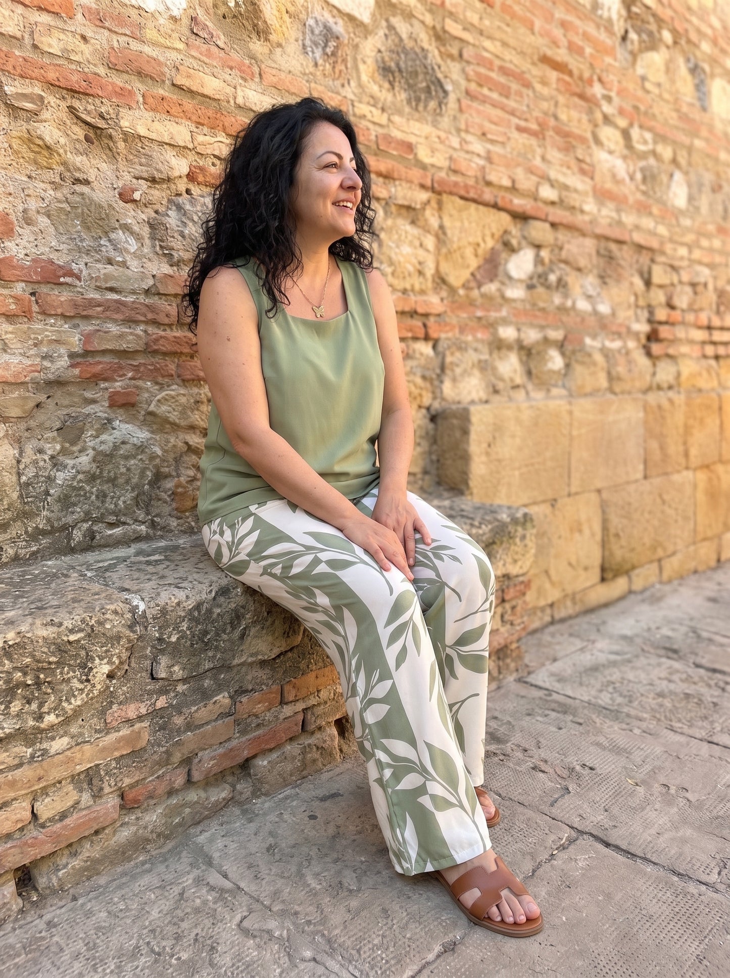 Mujer sentada con el conjunto fluido, el tejido no tira al sentarse