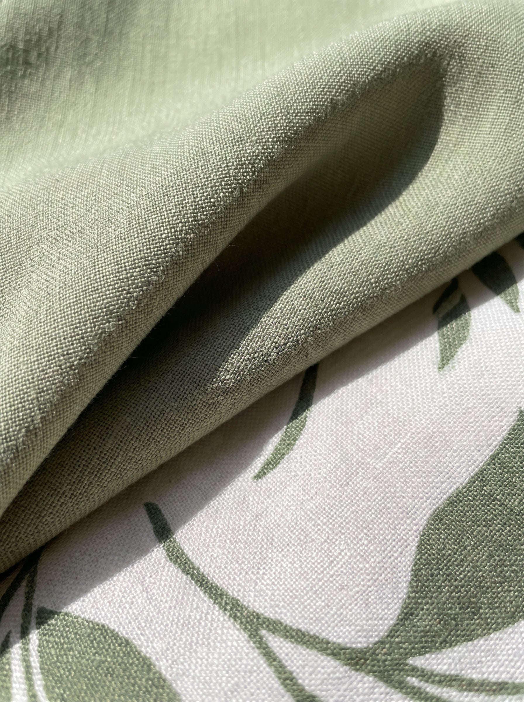 Detalle del tejido del conjunto fluido y su estampado