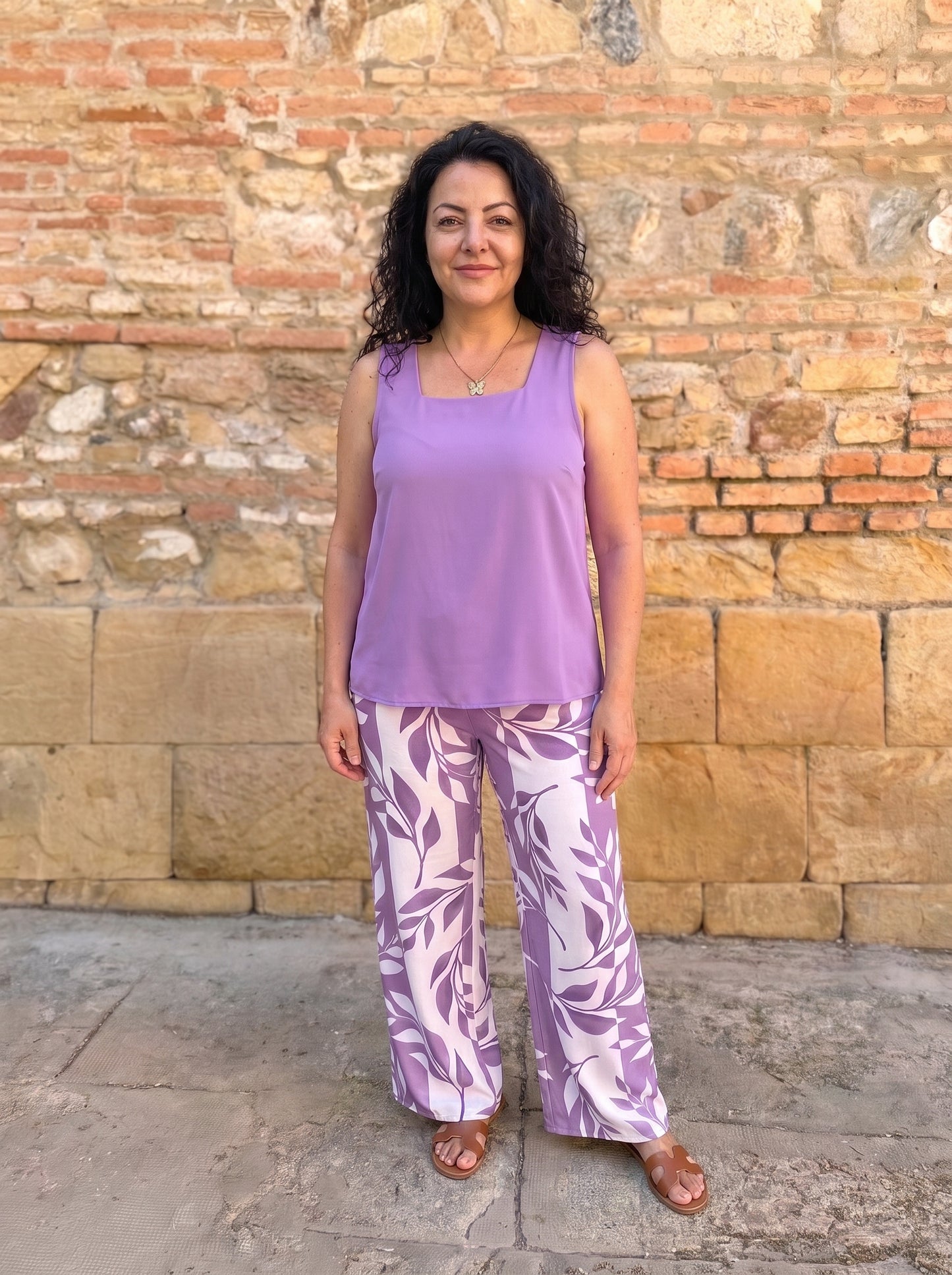 Conjunto fluido de verano en color morado, de cuerpo entero