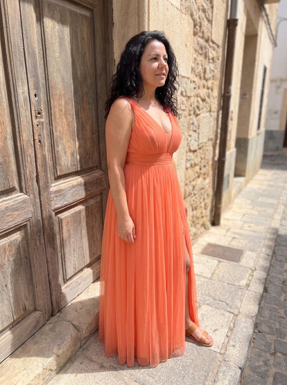 Maxi vestido Ginevra coral de tres cuartos, se aprecia la caida del tejido