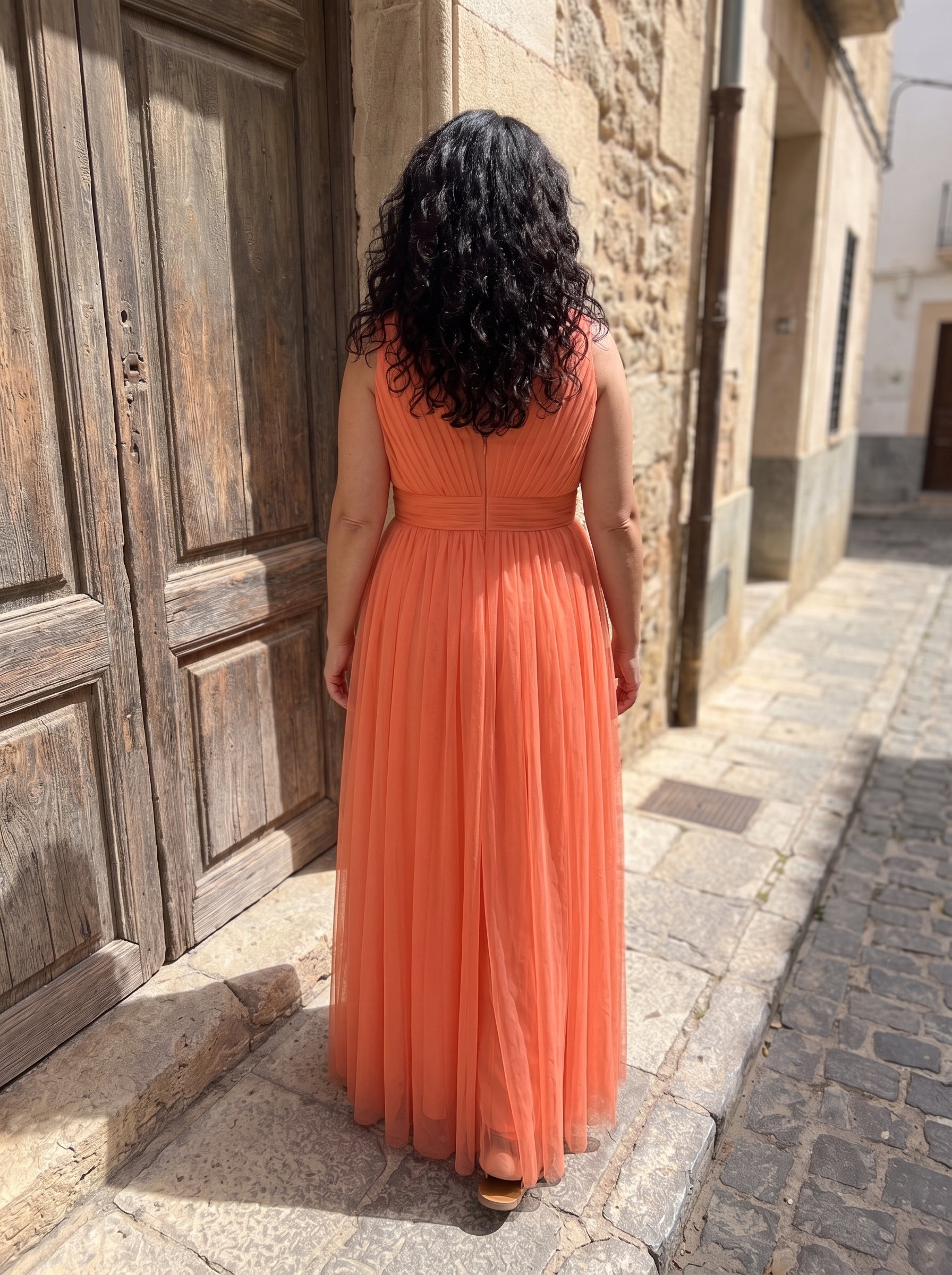 Espalda del maxi vestido Ginevra en coral