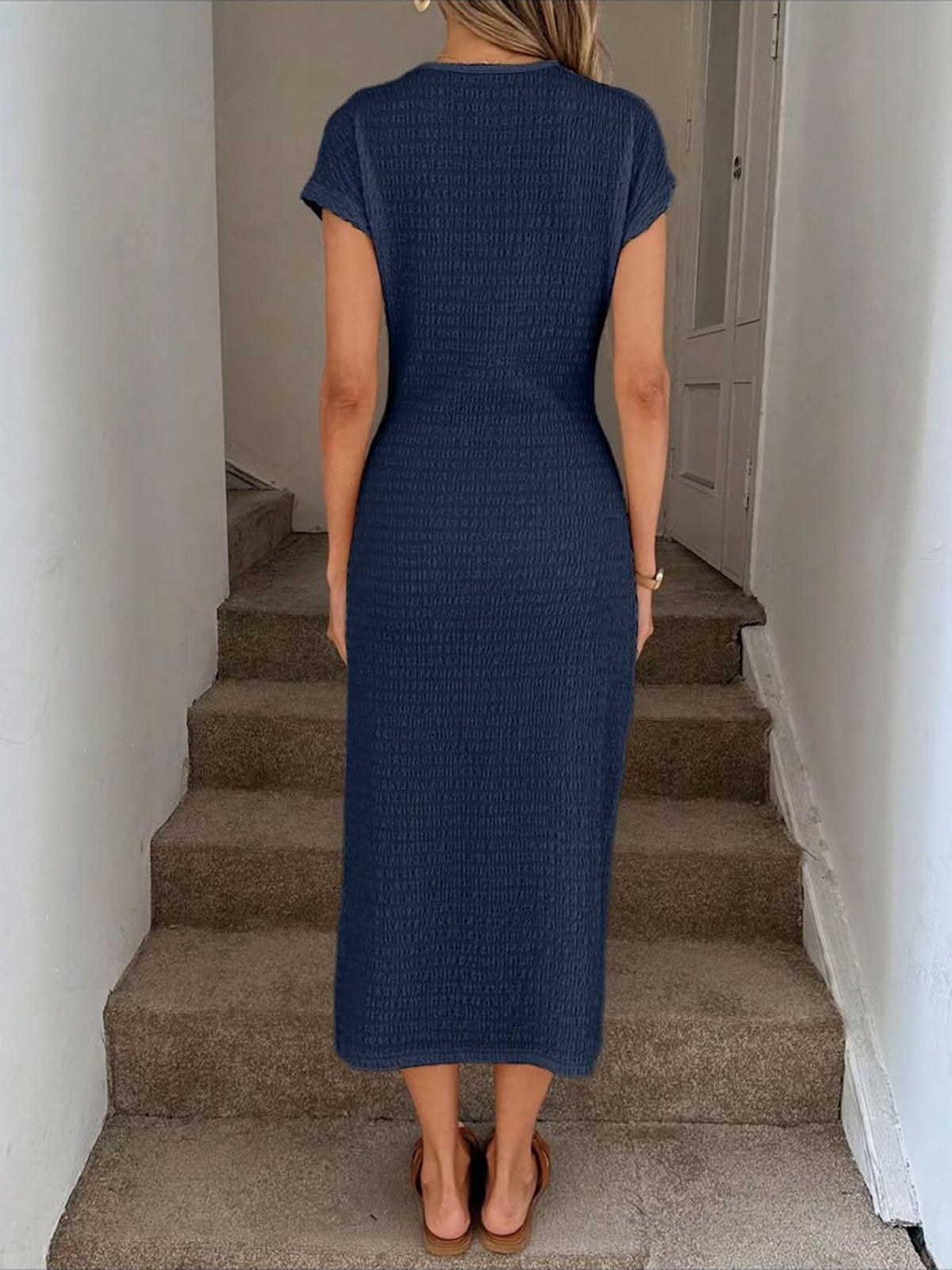 Vestido midi Julia en azul marino, vista de perfil con la torsión en el lateral