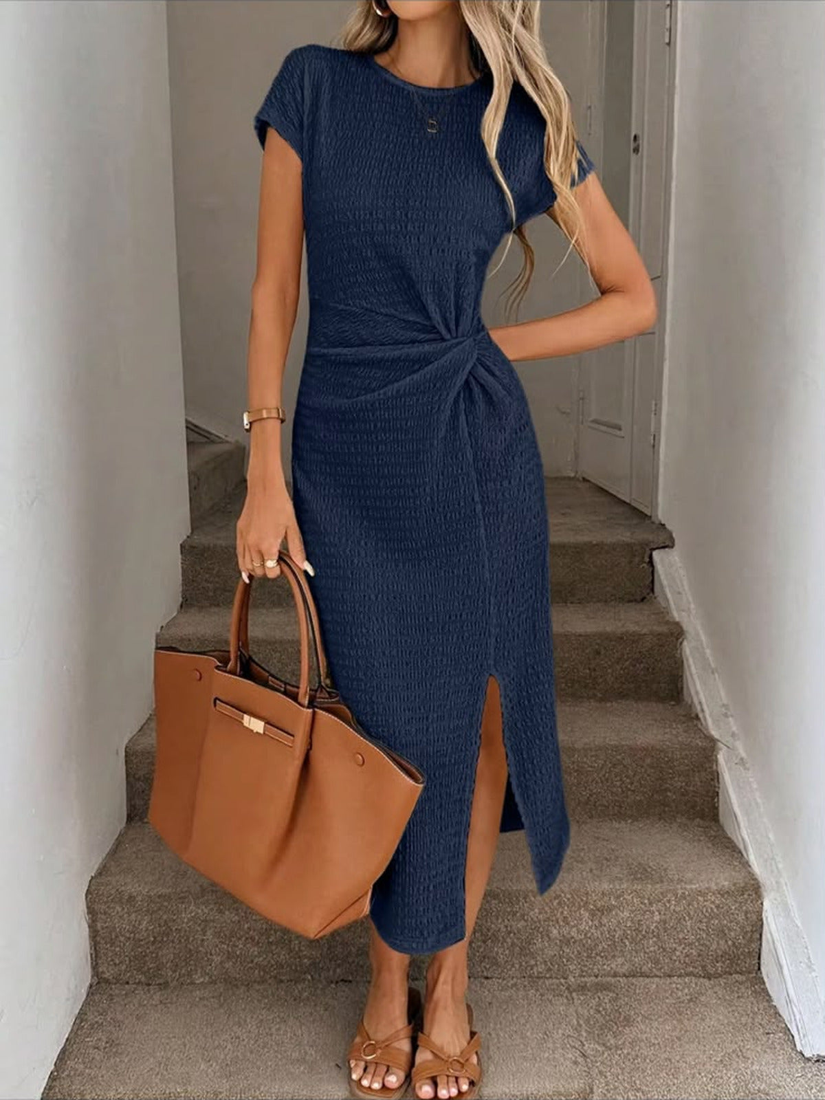 Vestido midi Julia en azul marino con la abertura frontal abierta al caminar
