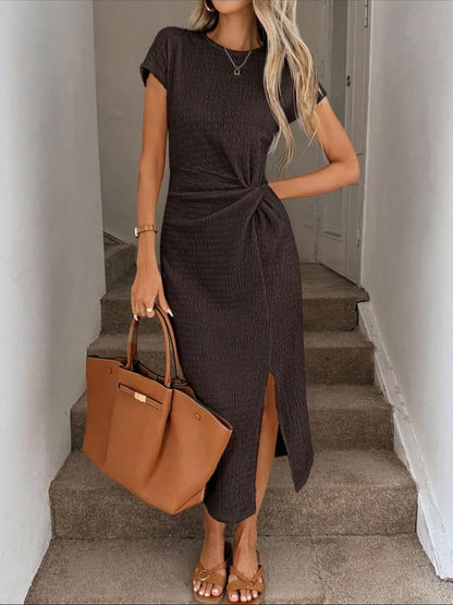 Vestido midi Julia en chocolate con la abertura frontal abierta al caminar